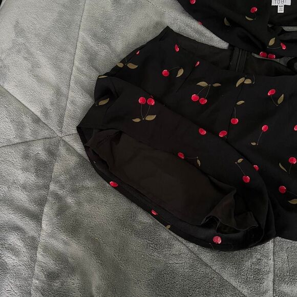 Tobi Black Cherry Wrap Tie Romper Size Small - Picture 5 of 5